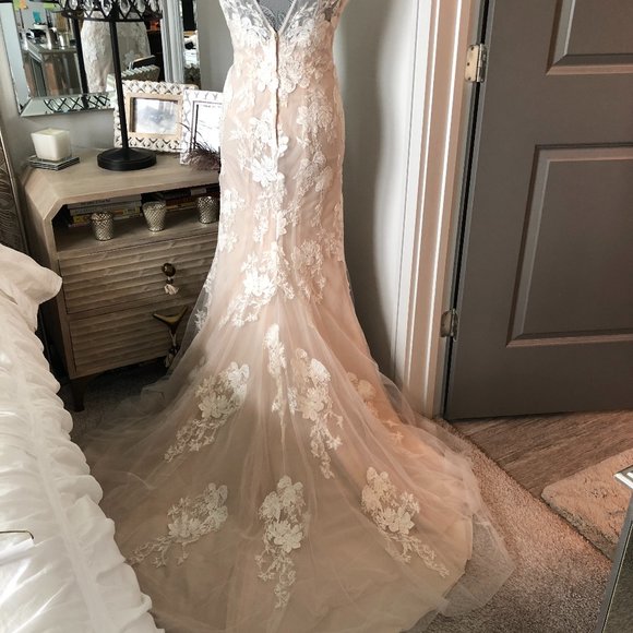 Melissa Sweet lace plunge wedding dress Sz 8 + belt & veil - Picture 10 of 16